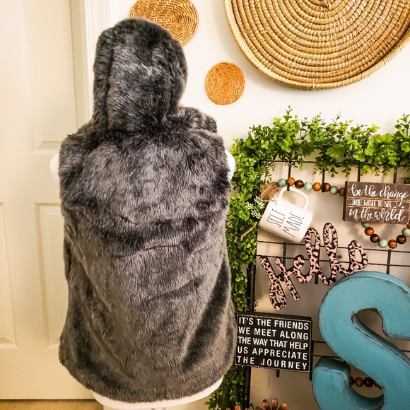 ZARA GIRLS FUR VEST SLEEVELESS OUTERWEAR 11-12 - Picture 4 of 8